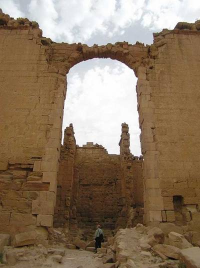 Arch in the Qasr al-Bint faсade